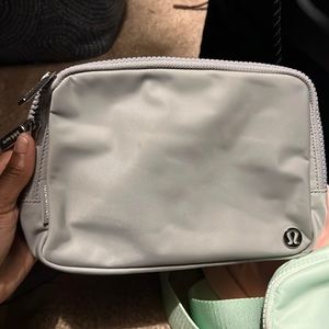 EVERYWHERE BELT BAG LARGE. 2 Litters! Silver drop color. Only worn once.